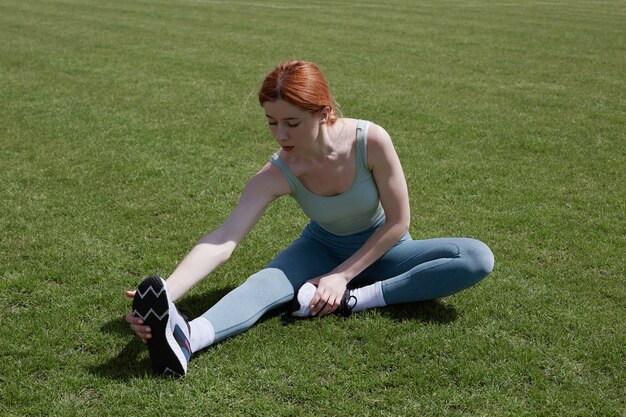 Mädchen im Park treibt Sport