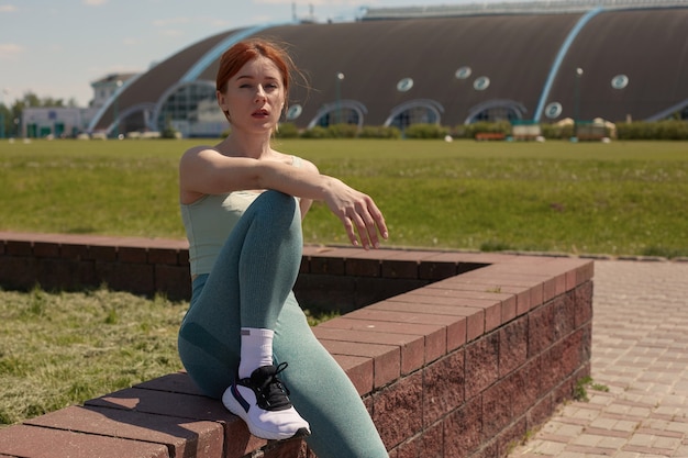 Foto mädchen im park treibt sport