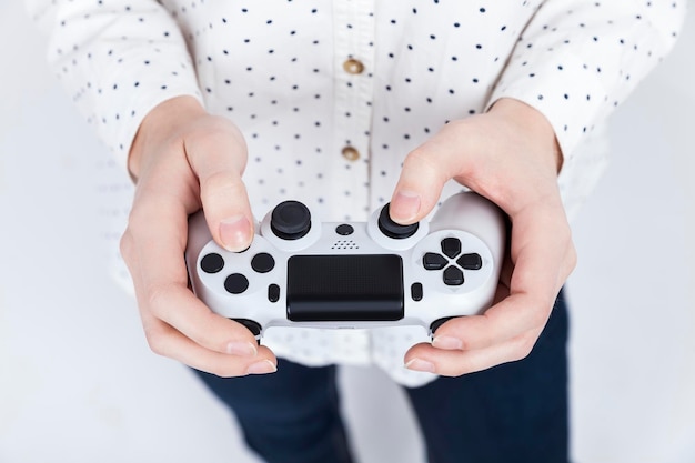 Mädchen im Polka-Shirt hält einen Videospiel-Controller