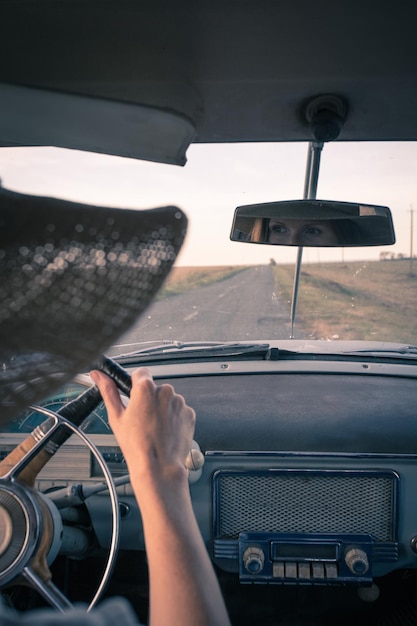 Mädchen im Retro-Auto