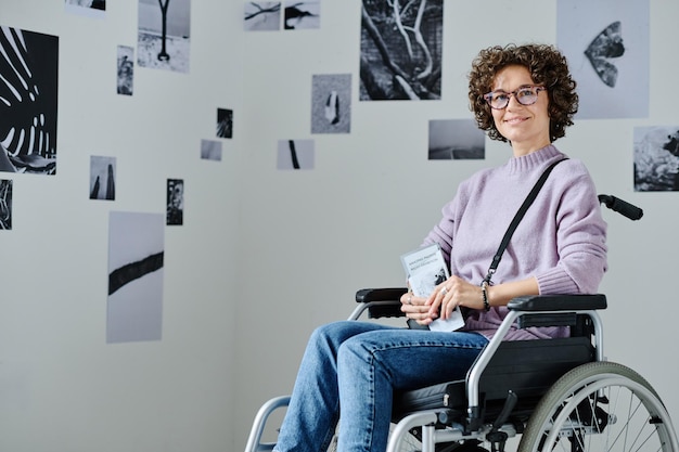 Mädchen im Rollstuhl zu Besuch in der Kunstgalerie