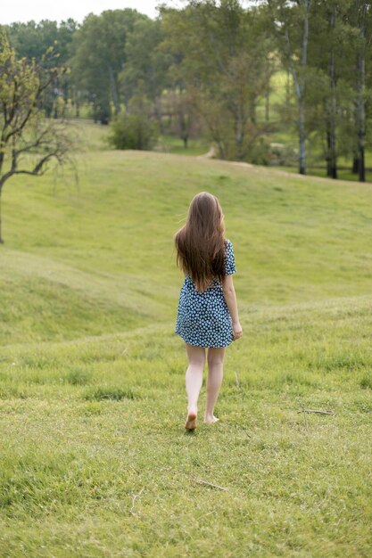 Mädchen im roten Kleid auf Natur im Sommer Porträt eines schönen Mädchens im Sommer im Wald