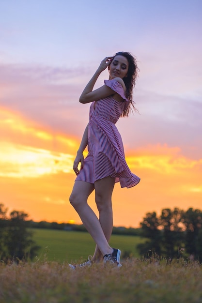 Mädchen im roten Kleid auf Natur im Sommer Porträt eines schönen Mädchens im Sommer im Wald