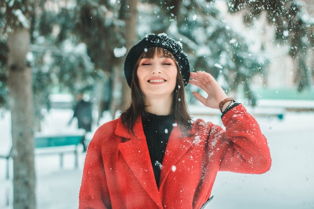 Mädchen im roten Mantel im Schnee Mädchen im roten im Schnee Mädchen im Schnee