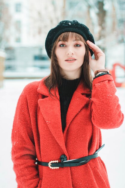 Mädchen im roten Mantel im Schnee Mädchen im roten im Schnee Mädchen im Schnee