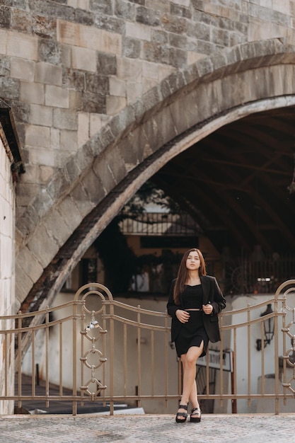 Mädchen im schwarzen Kleid zu Fuß in der Altstadt