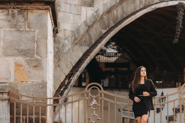 Mädchen im schwarzen Kleid zu Fuß in der Altstadt