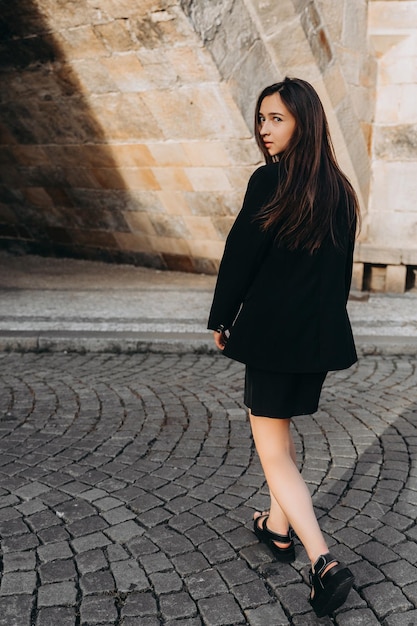 Mädchen im schwarzen Kleid zu Fuß in der Altstadt