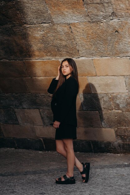 Mädchen im schwarzen Kleid zu Fuß in der Altstadt