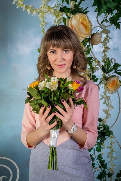 Mädchen im Studio mit einem Blumenstrauß