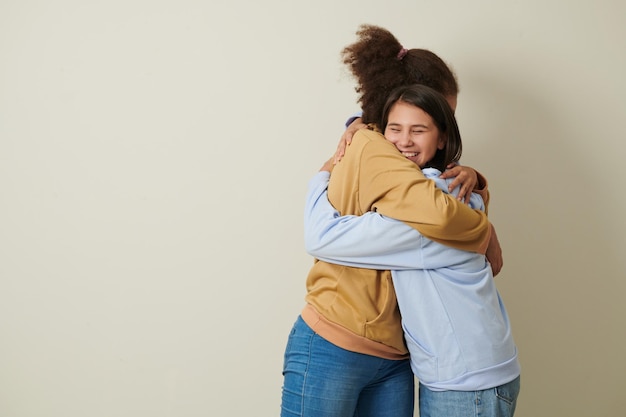 Foto mädchen im teenageralter, die sich umarmen