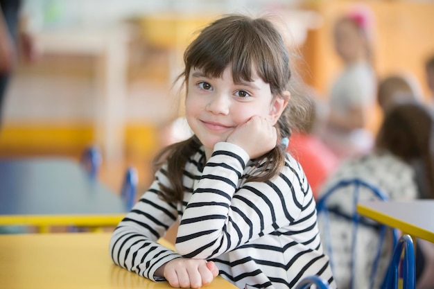 Mädchen im Vorschulalter Porträt eines sechsjährigen Kindes Junior Student an ihrem Schreibtisch