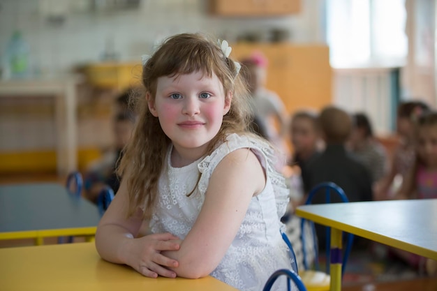 Mädchen im Vorschulalter Porträt eines sechsjährigen Kindes Junior Student an ihrem Schreibtisch