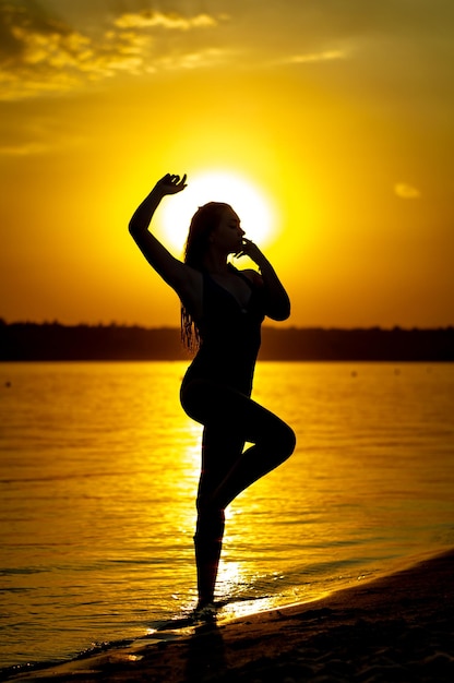 Foto mädchen im wasser bei sonnenuntergang