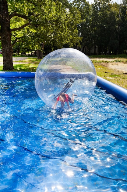 Mädchen im Wasserball