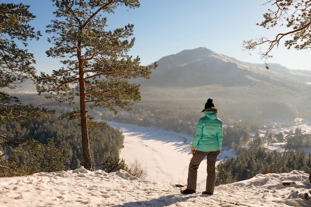 Mädchen im Winter Hohe Bergspitze