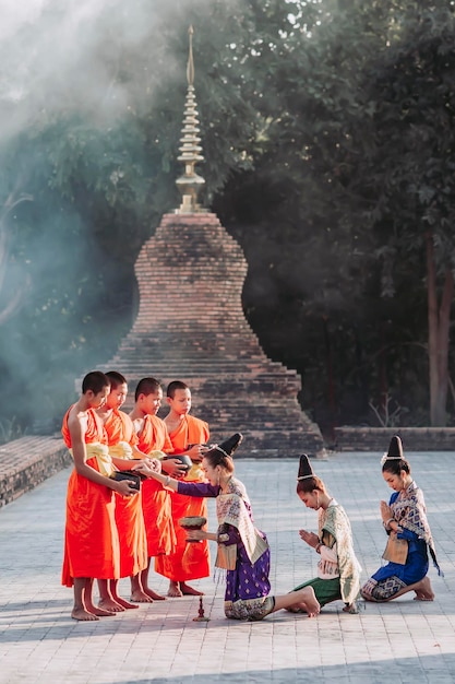 Mädchen in der Nationaltracht von Laos, die sich beim Songkran-Festival und den thailändischen und laotischen Neujahrsfesten verdient machen