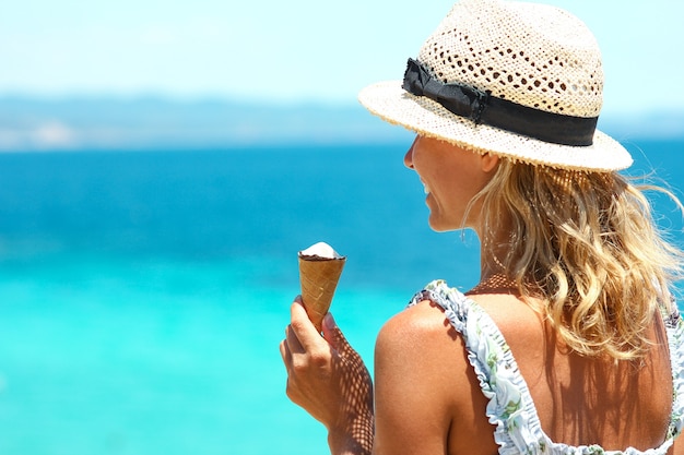 Mädchen in der Natur mit Eis am Meer