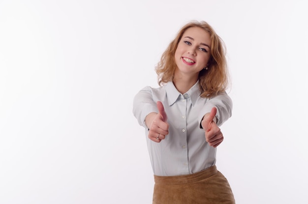 Mädchen in einem Business-Anzug auf weißem Hintergrund