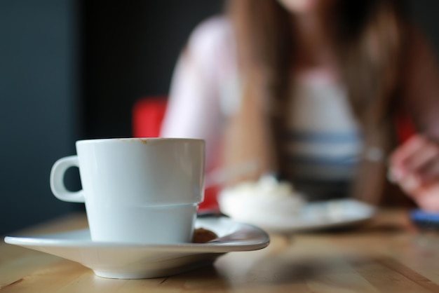 Mädchen in einem Café für eine Tasse Kaffee mit dem Notebook