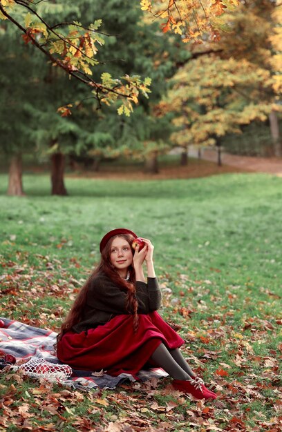 Mädchen in einem fabelhaften Bogen im Herbstpark