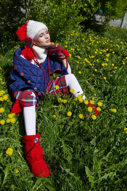 Mädchen in einem handgemachten Kleid der ethnischen Vintagen Mode, das draußen aufwirft, ungewöhnliches Retro-Kostüm auf dem Mädchenkörper