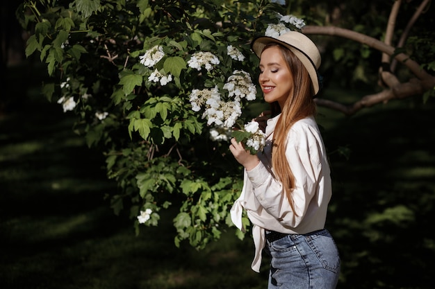 Mädchen in einem Hut für einen Spaziergang im Park Sommer