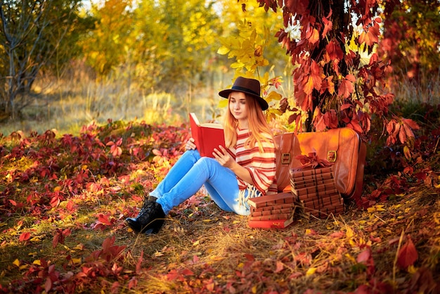 Mädchen in einem Hut mit Bücher Herbst