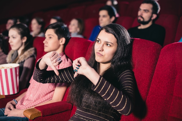 Mädchen in einem Kino in der Sitzung des Films, die sie nicht mag