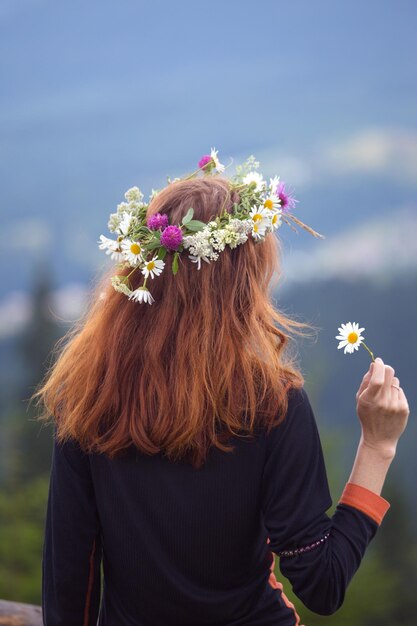 Foto mädchen in einem kranz aus wildblumen