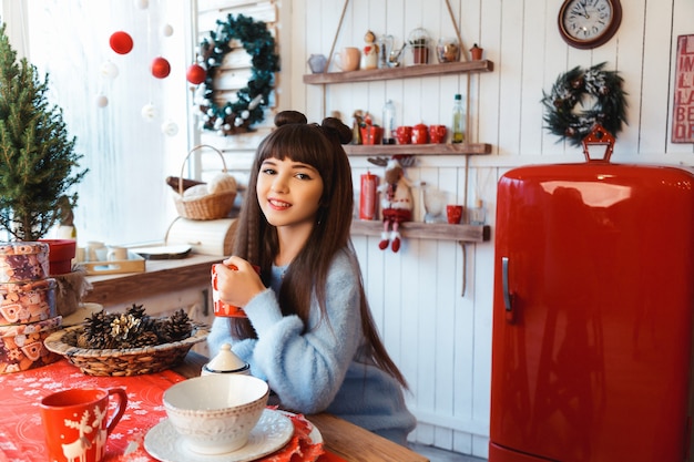 Mädchen in einem Raum mit Weihnachtsdekorationen