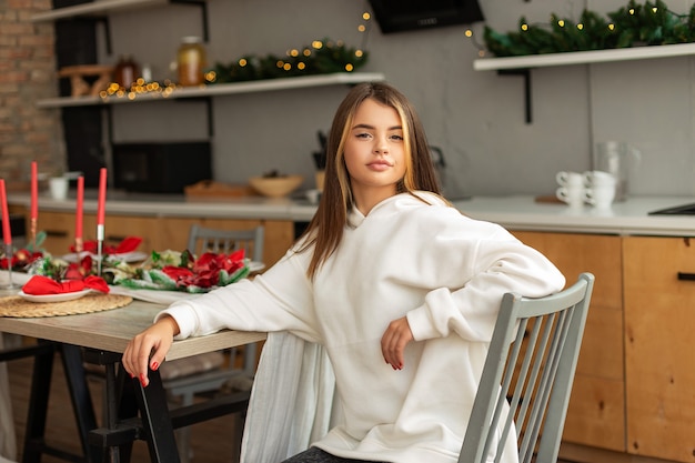 Mädchen in einem Raum mit Weihnachtsschmuck