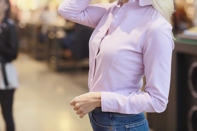 mädchen in einem rosa hemdelement des kleidungsfragments, geschäftsstil, baumwollhemd, junge frau