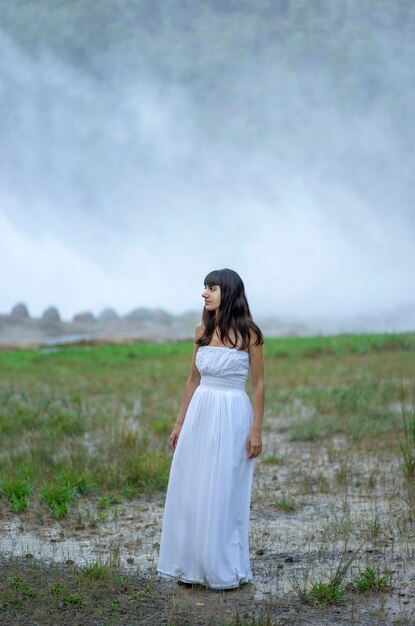 Mädchen in einem weißen Kleid in einer schönen Landschaft