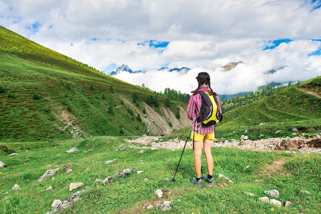 Mädchen in einer Bergwiese während eines Spaziergangs