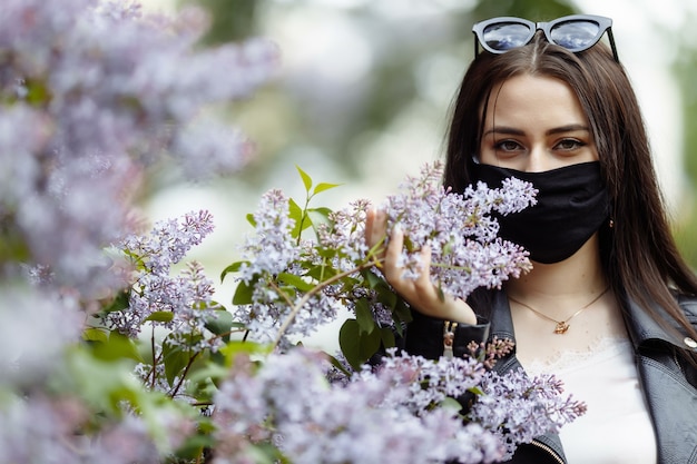 Mädchen in einer medizinischen Maske