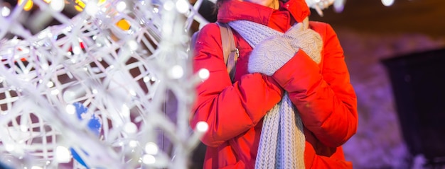 Mädchen in einer Nachtstadt-Schneeflocke Weihnachtsstadtlichter. Weihnachts- und Winterferienkonzept.