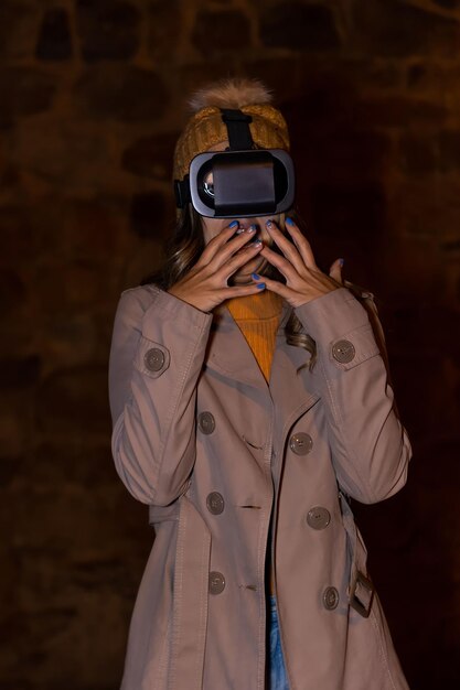 Mädchen in Freizeitkleidung mit Augmented-Reality-Gerät Verängstigte junge Frau mit VR-Brille