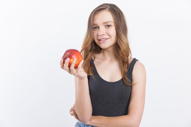 Mädchen in Jeans mit rotem Apfel