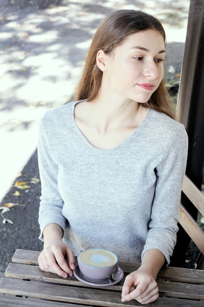 Mädchen in Kaffee trinken Kaffee.