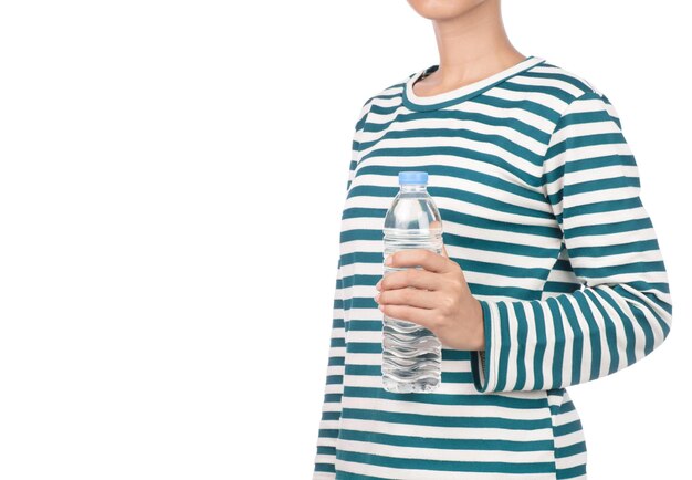 Mädchen in Langarmhemd gekleidet halten Flasche Wasser isoliert auf weißem Hintergrund