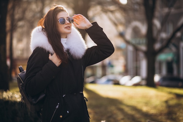 Mädchen in Pelzjacke draußen