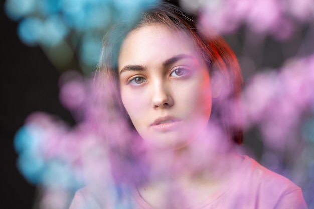 Mädchen in rosa Pyjamas mit einem Strauß getrockneter Blumen