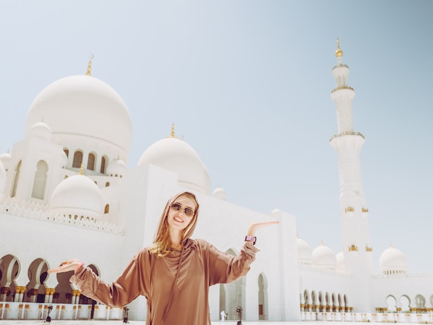 Mädchen in Sheikh Zayed Mosque in Abu Dhabi