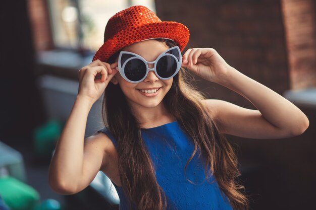 Mädchen in Sonnenbrille. Hübsches Mädchen in der Brille, die glücklich schaut