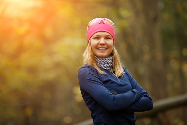 Mädchen in Sportkleidung im Herbstwald am Morgen