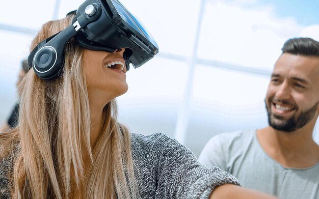 Mädchen in VR-Brille der virtuellen Realität mit Gamepad-Spiel