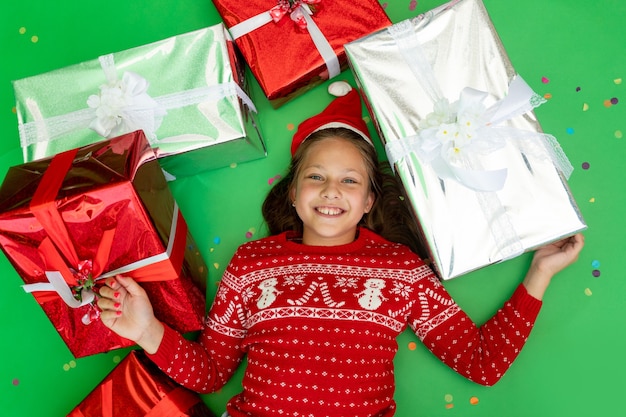 Mädchen in Weihnachtsmütze mit Geschenkboxen