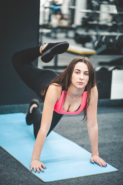 Mädchen in Yogahosen macht Gymnastik