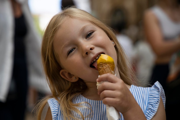 Mädchen isst Eis auf der Straße